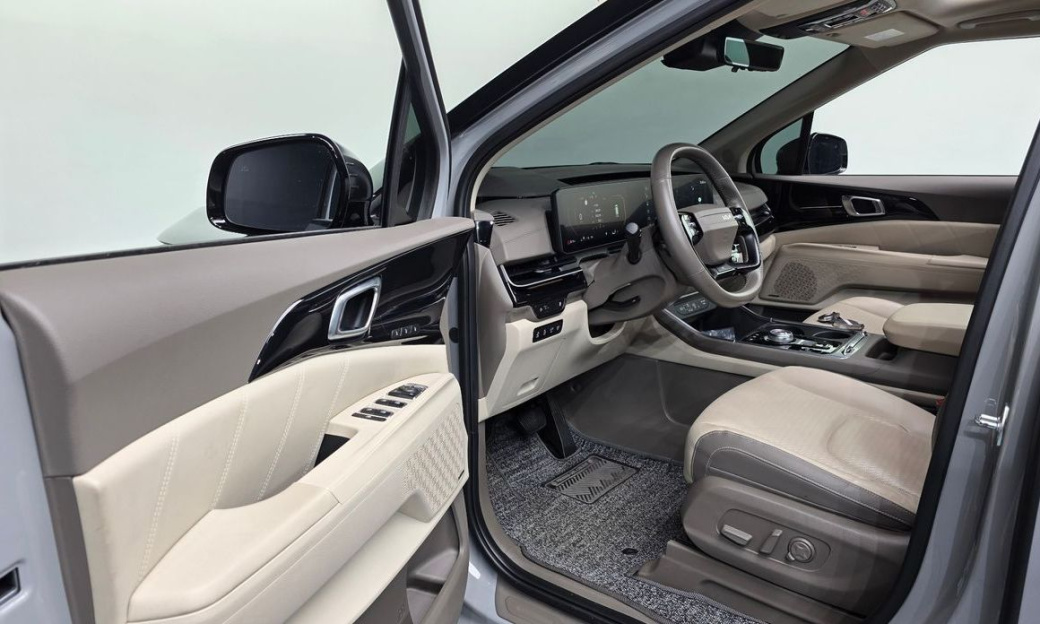 Kia Carnival 7-Seater Gravity, 2025