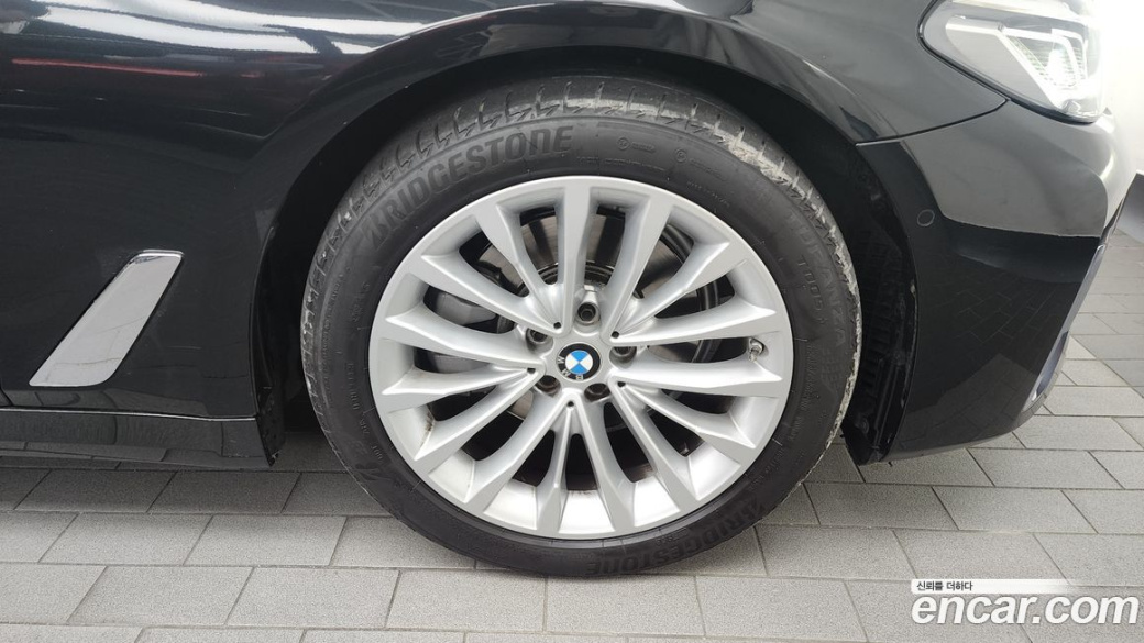 BMW 5-Series 520i Luxury, 2022