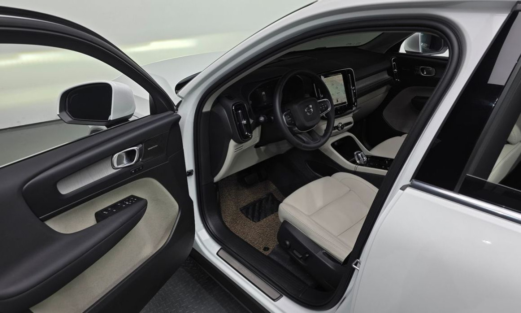 Volvo XC40 B4 Ultimate Bright, 2024