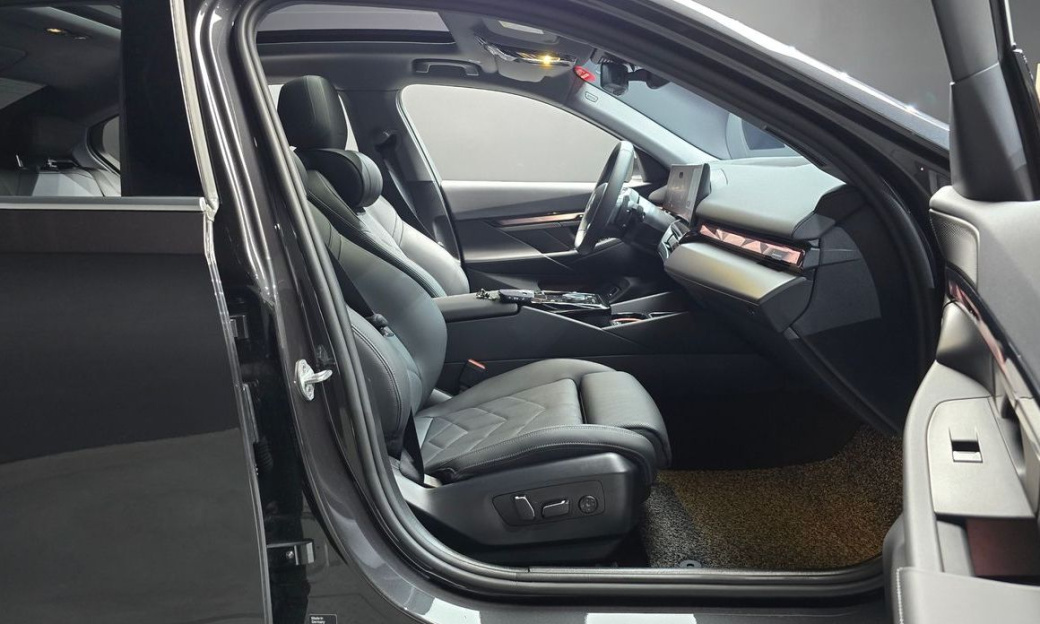 BMW 5-Series 523d, 2025