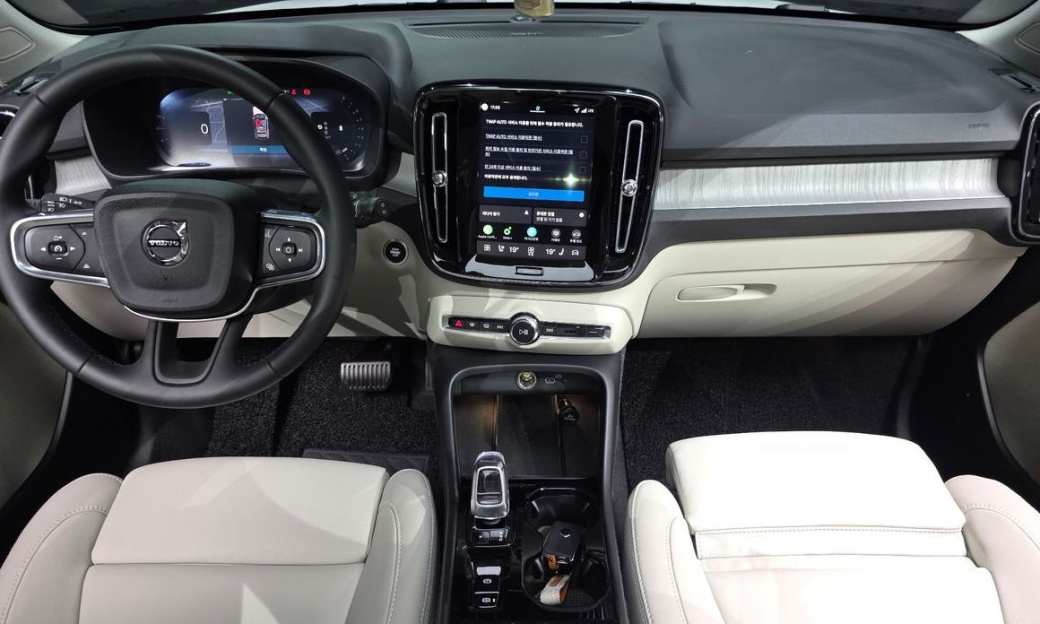 Volvo XC40 B4 Ultra Bright, 2026