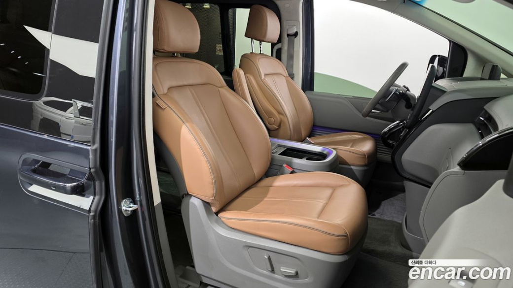 Hyundai Staria 4WD Lounge 9-Seater, 2022