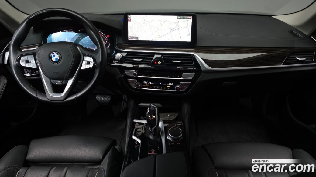 BMW 5-Series 520i Luxury, 2023
