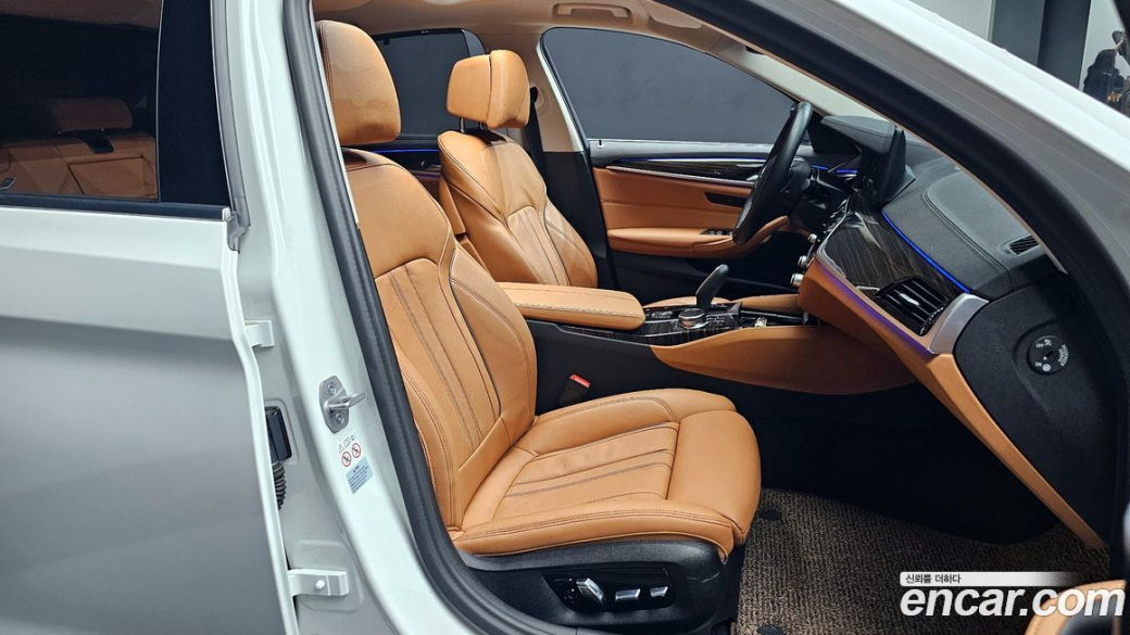 BMW 5-Series 520i Luxury, 2023