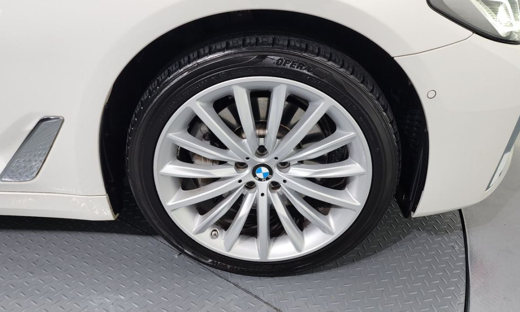 BMW 5-Series 530i Luxury, 2023