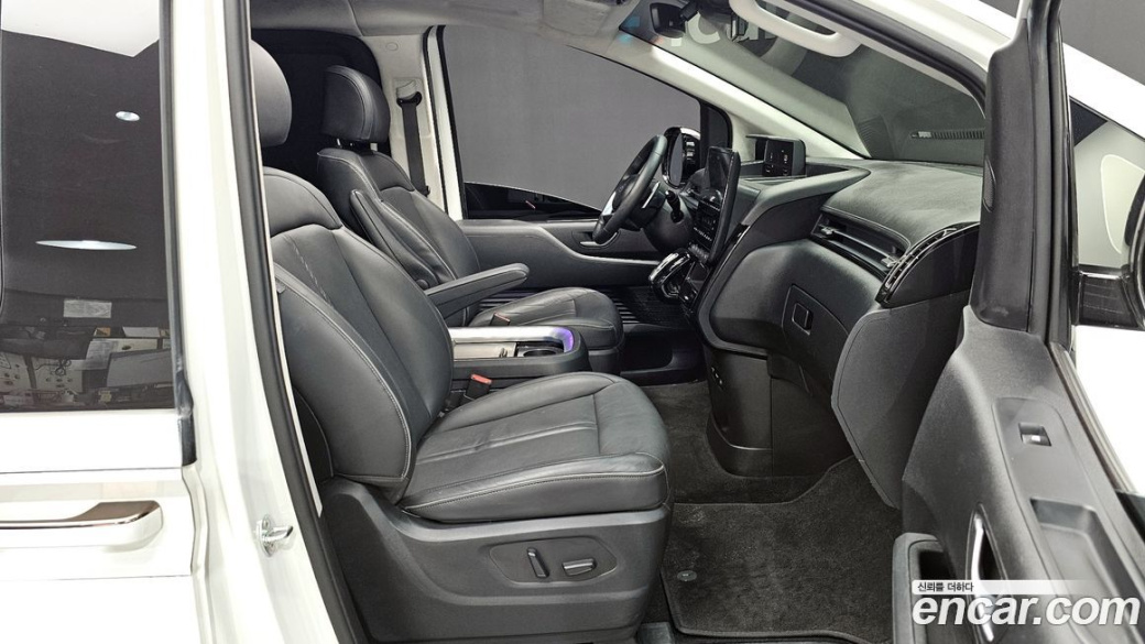 Hyundai Staria 4WD Lounge 9-Seater, 2024
