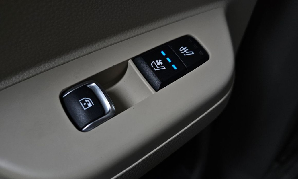 Kia Carnival 7-Seater Signature, 2024