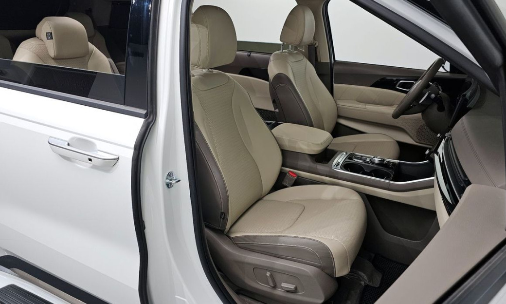 Kia Carnival 9-Seater Signature, 2024