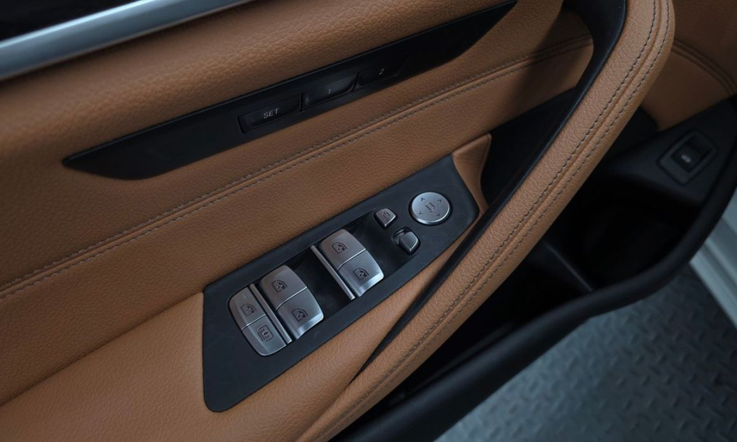 BMW 5-Series 520i Luxury, 2023
