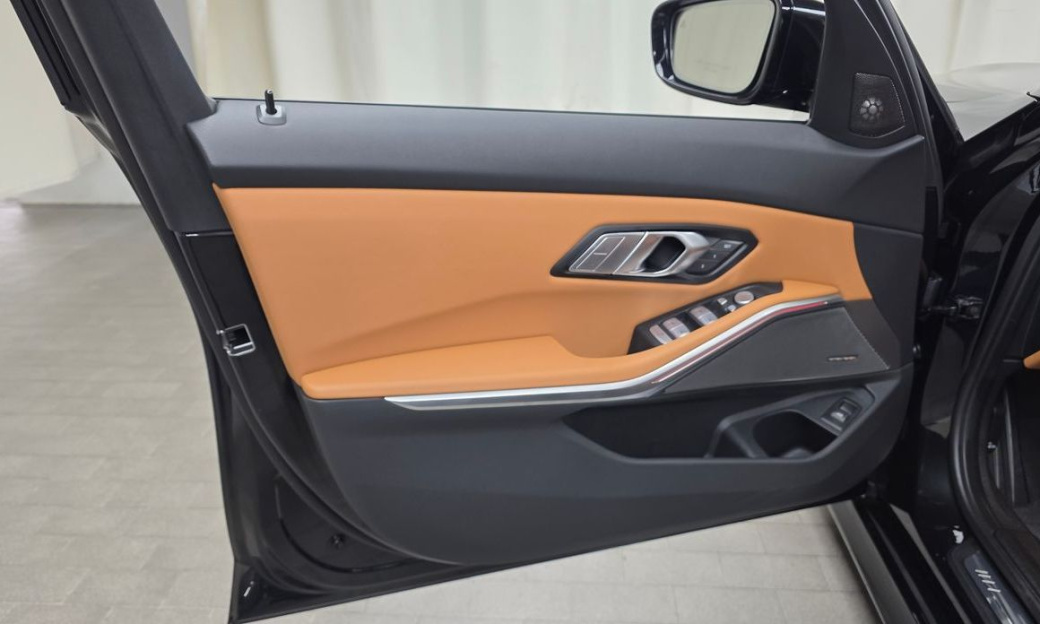 BMW 3-Series 320i M Sport, 2025