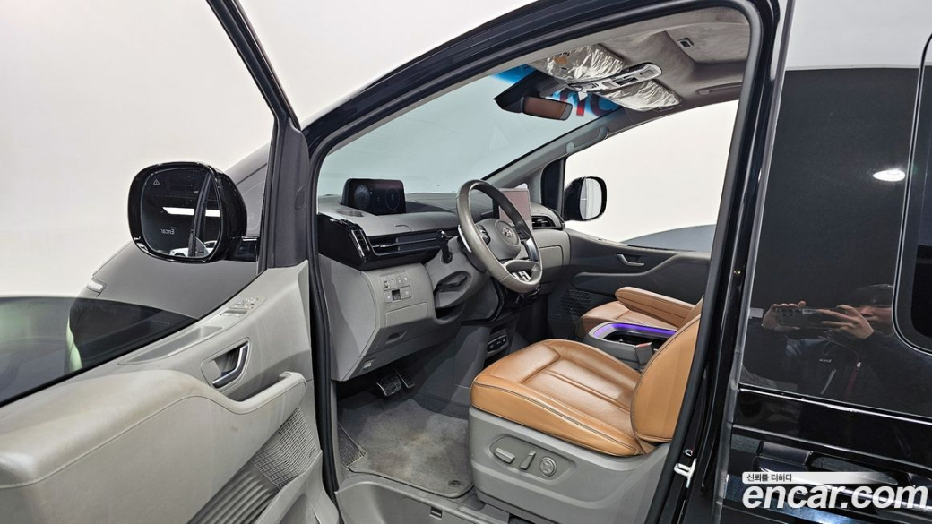 Hyundai Staria 4WD Lounge 9-Seater, 2023