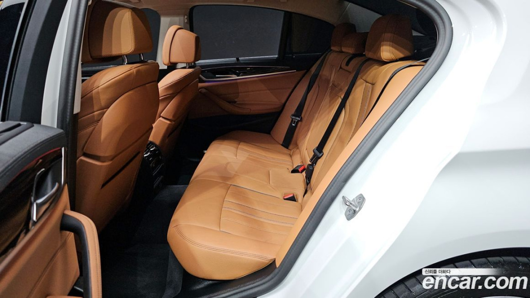 BMW 5-Series 520i Luxury, 2023