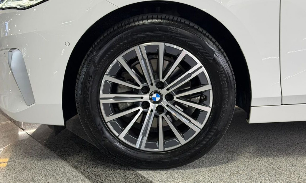 BMW 2-Series 220i Luxury, 2024
