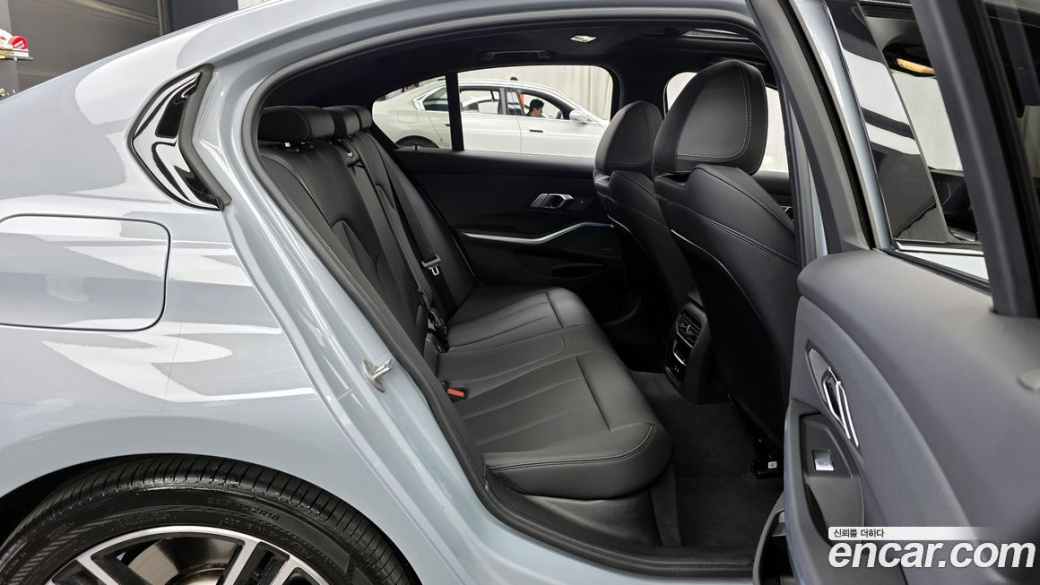 BMW 3-Series 320i M Sport, 2025