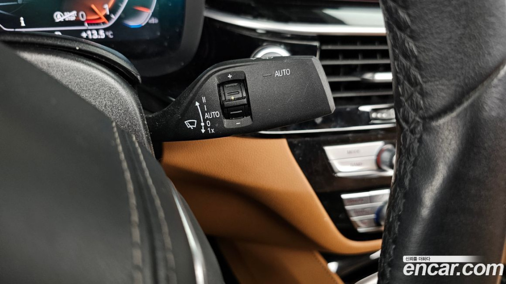 BMW 5-Series 520i Luxury, 2022