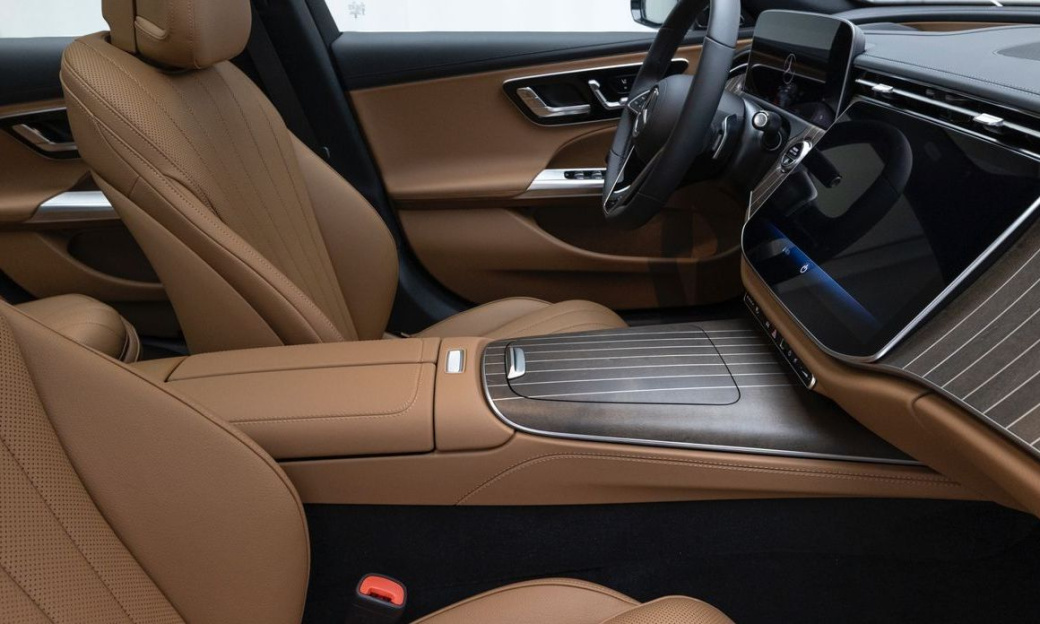 Mercedes-Benz E-Class E300 4MATIC Exclusive, 2026