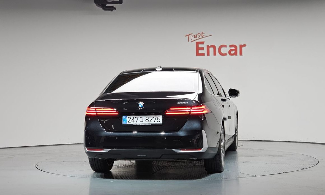 BMW 5-Series 520i, 2025
