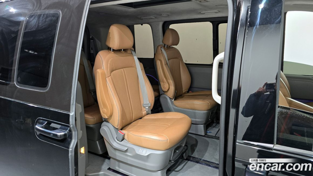 Hyundai Staria 4WD Lounge 9-Seater, 2023