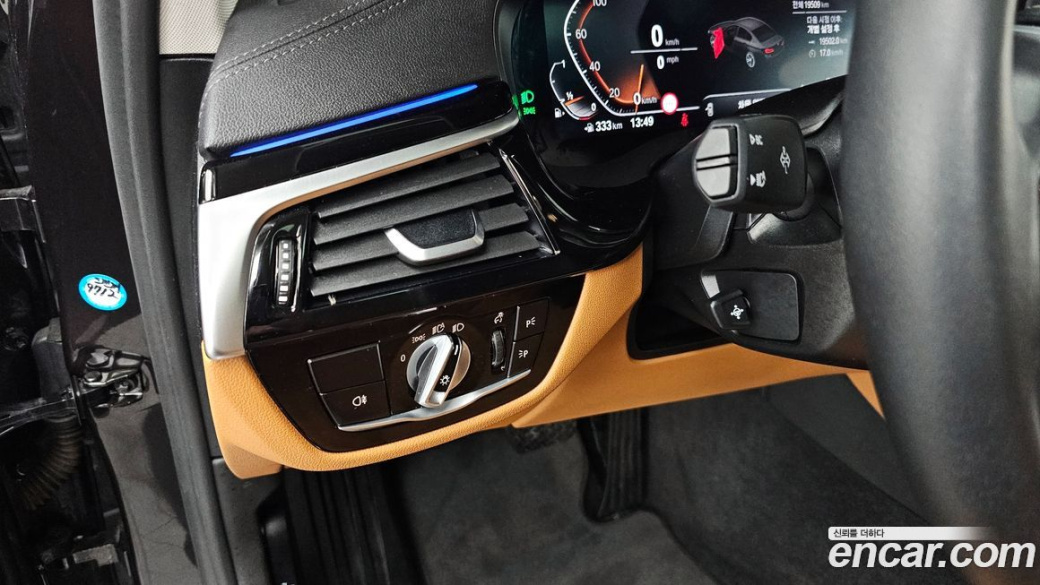 BMW 5-Series 520i Luxury, 2022