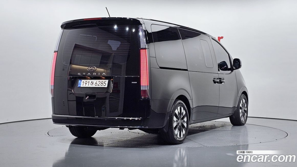 Hyundai Staria 4WD Lounge 9-Seater, 2022