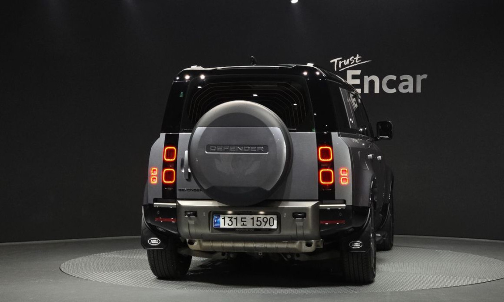 Land Rover Defender 110 P300 X-Dynamic SE, 2024