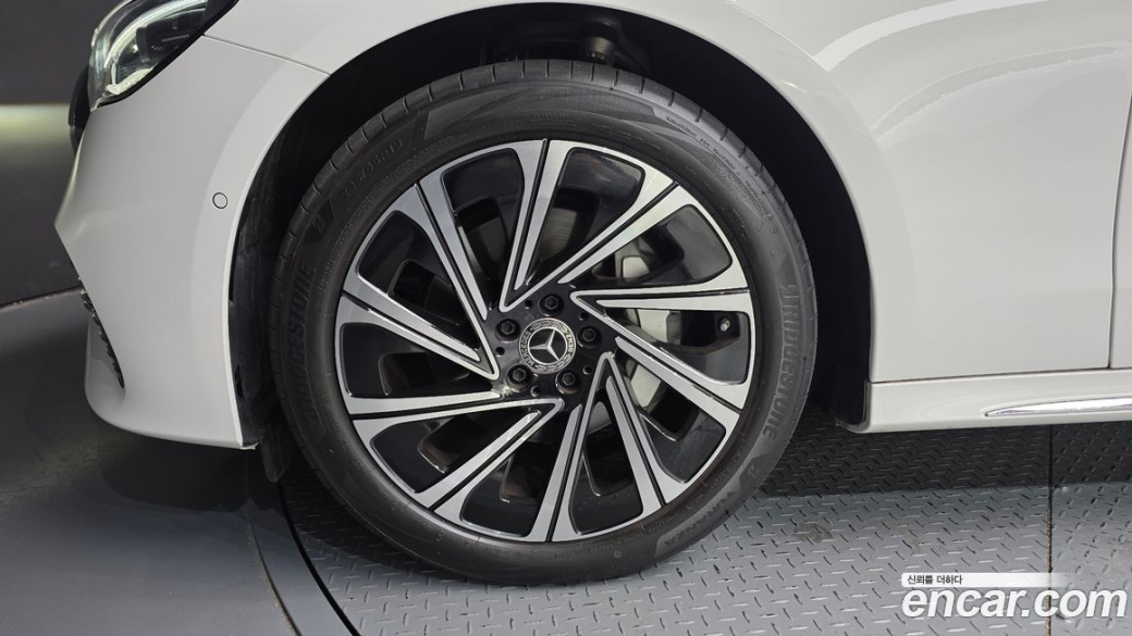 Mercedes-Benz E-Class E300 4MATIC Exclusive, 2025