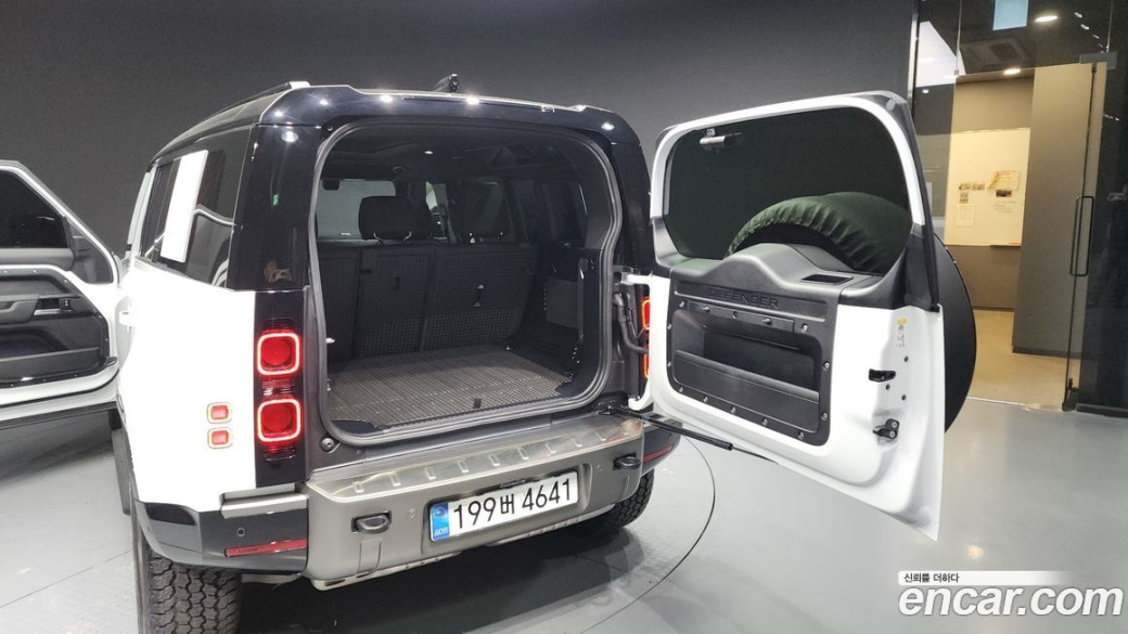 Land Rover Defender 110 D250 X-Dynamic SE, 2025