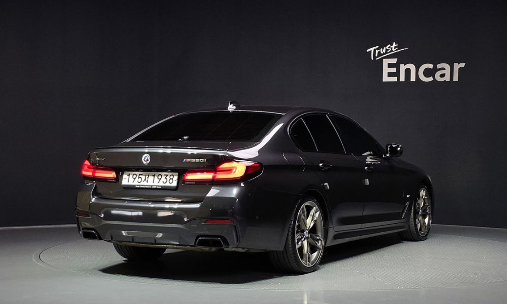 BMW 5-Series M550i xDrive, 2022