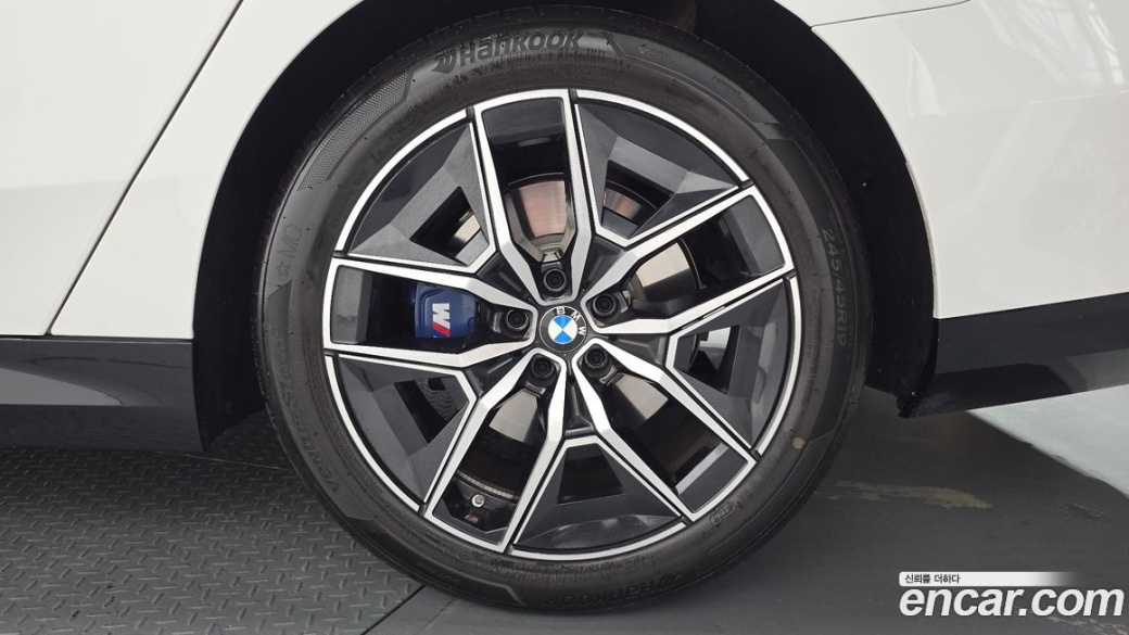 BMW 5-Series 520i M Sport, 2025