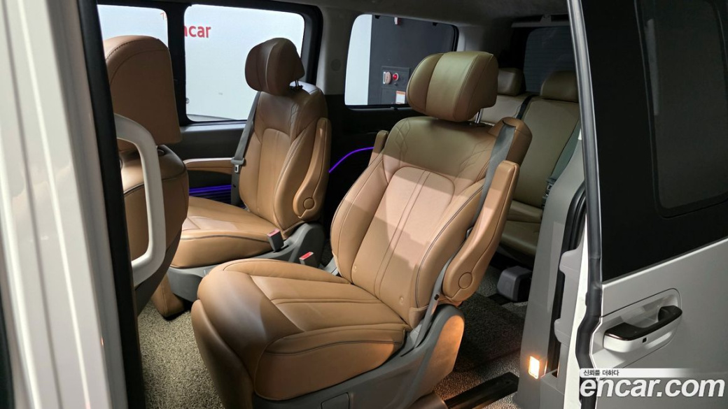 Hyundai Staria 4WD Lounge 7-Seater, 2023
