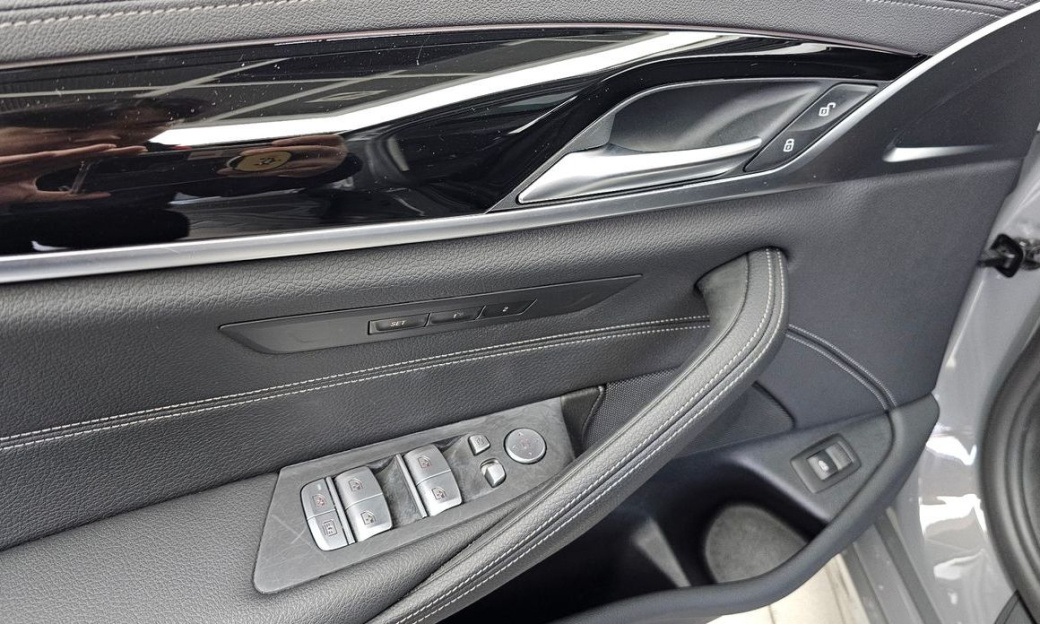BMW 5-Series 520i Luxury, 2022