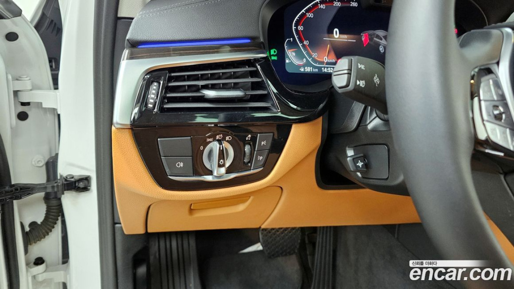 BMW 5-Series 520i Luxury, 2023