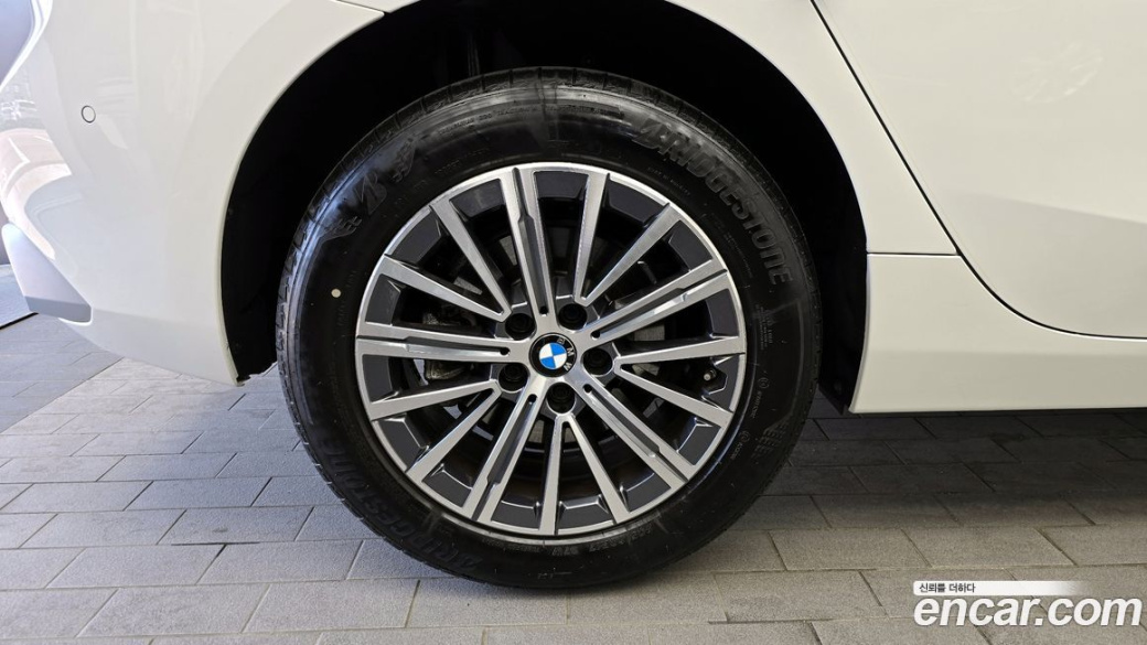 BMW 2-Series 220i Luxury, 2024