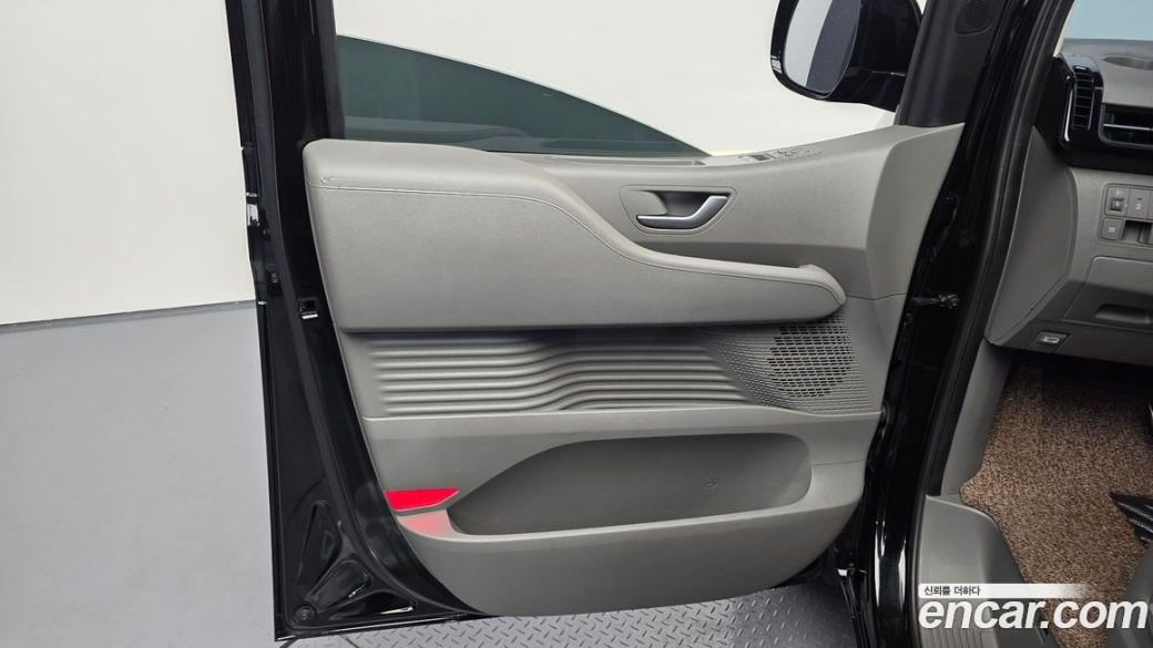 Hyundai Staria 4WD Lounge 7-Seater, 2022