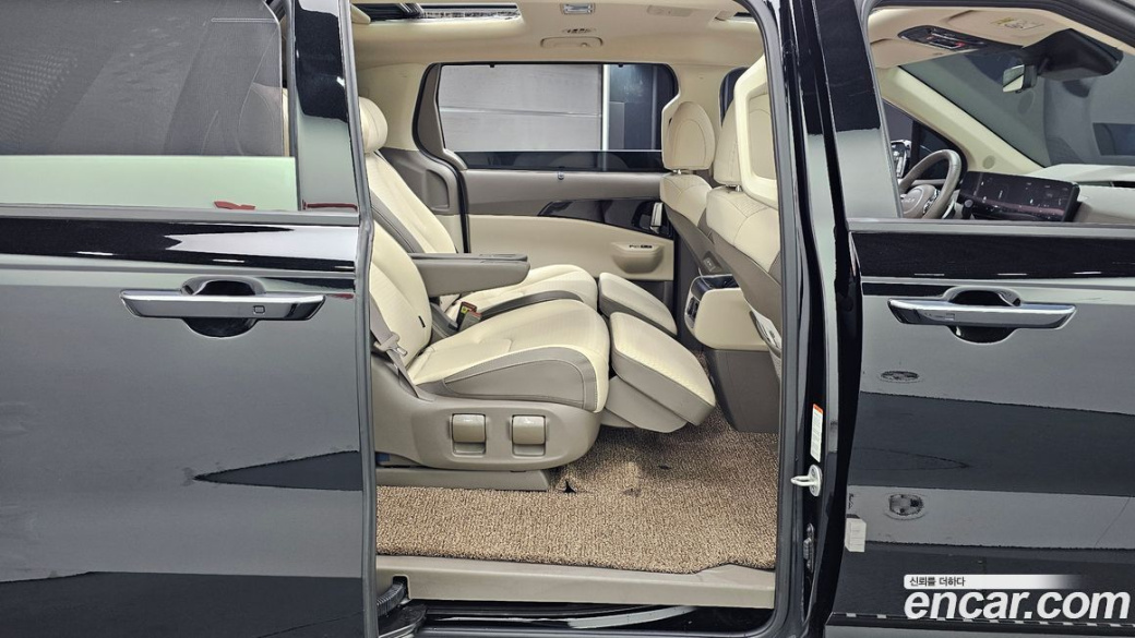 Kia Carnival 7-Seater Gravity, 2024