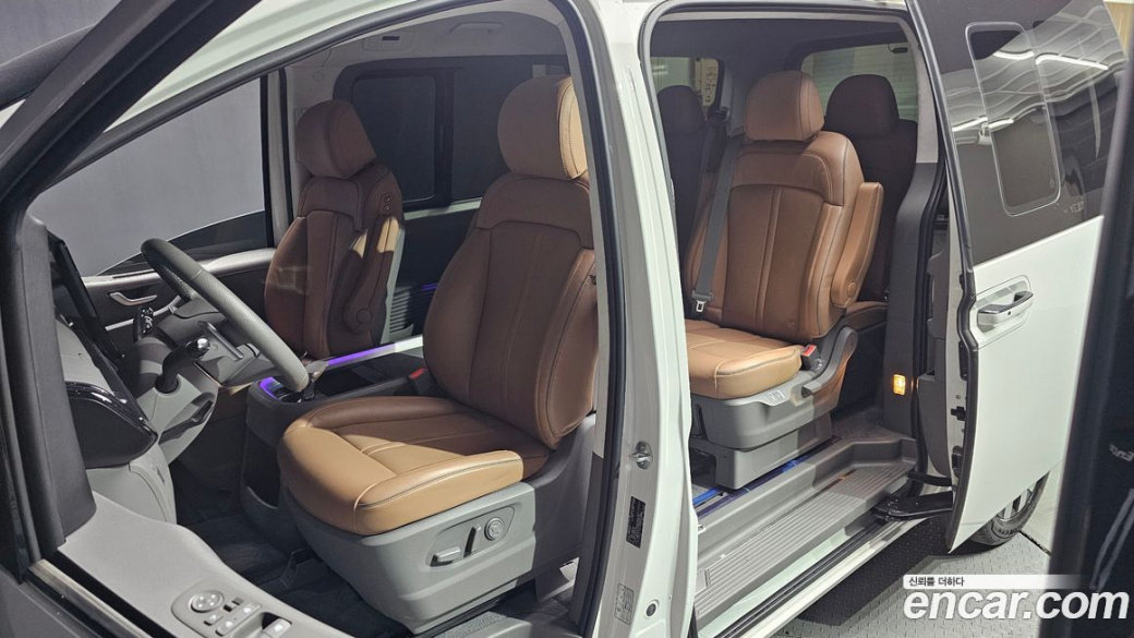 Hyundai Staria 4WD Lounge 9-Seater, 2025