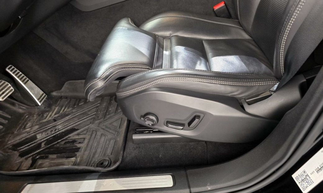 Volvo XC60 B6 R-Design, 2022