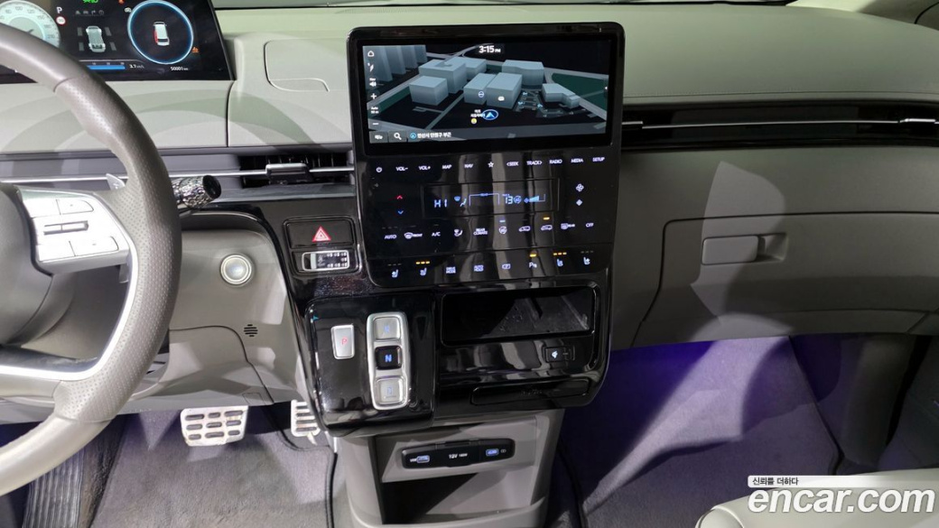 Hyundai Staria 4WD Lounge 9-Seater, 2022