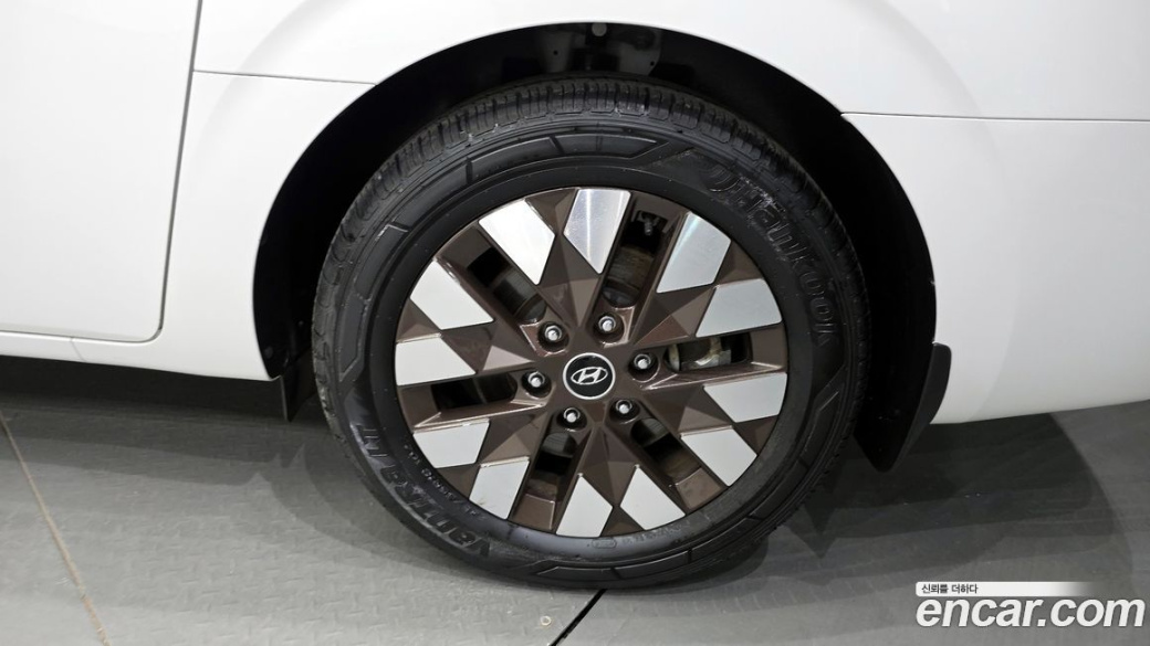 Hyundai Staria 4WD Lounge 7-Seater, 2023