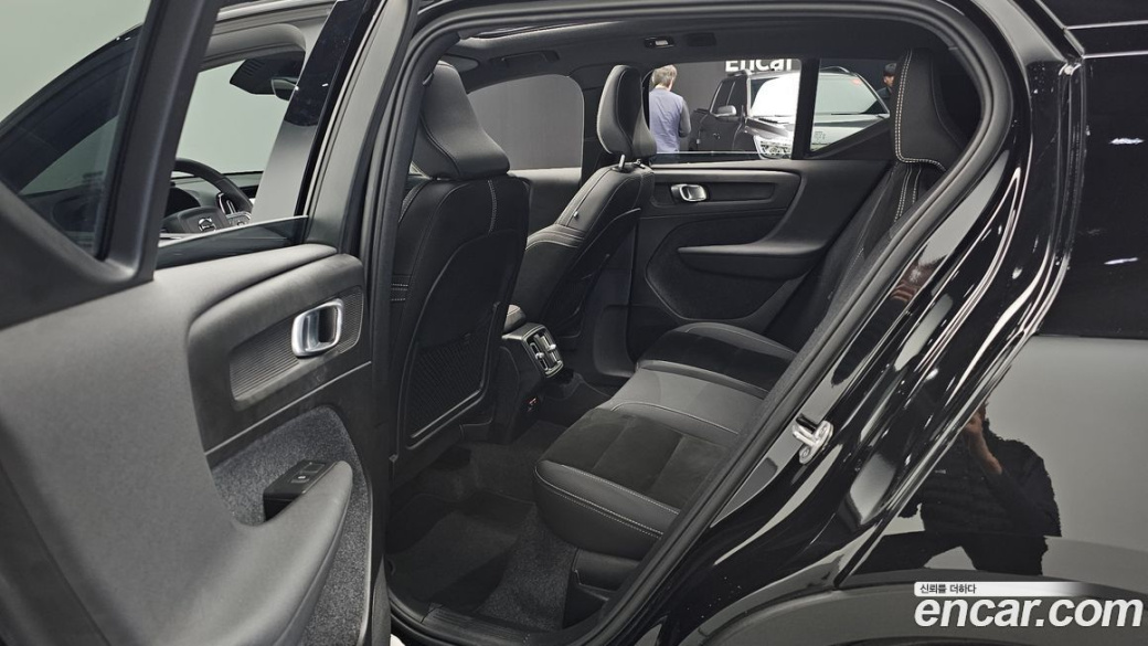 Volvo XC40 B4 Black Edition, 2025