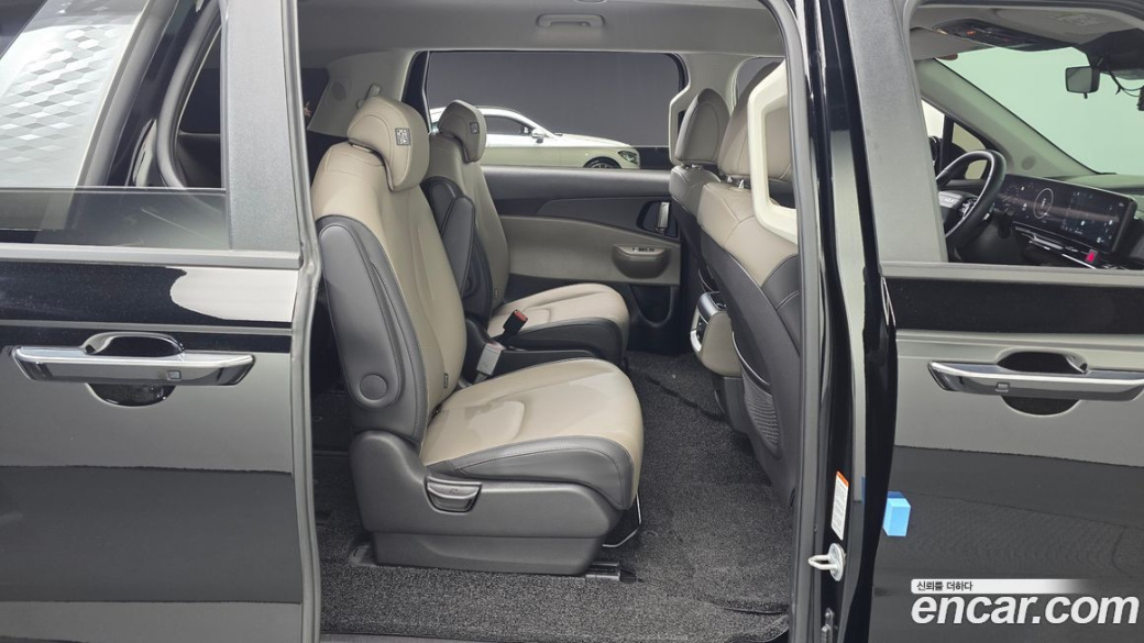 Kia Carnival 9-Seater Prestige, 2025