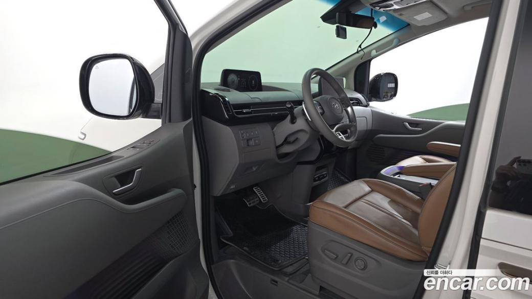 Hyundai Staria Lounge 9-Seater, 2022