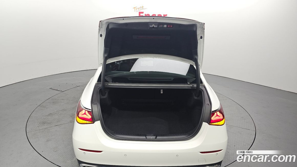Mercedes-Benz E-Class E300 4MATIC Exclusive, 2025