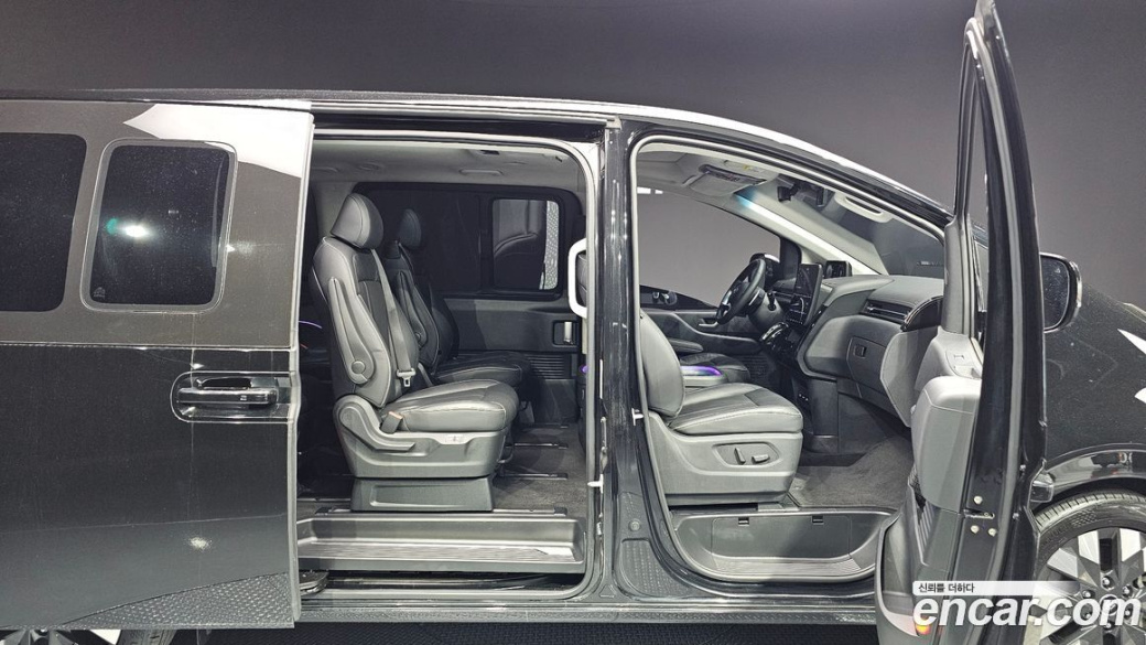 Hyundai Staria 4WD Lounge 9-Seater, 2022