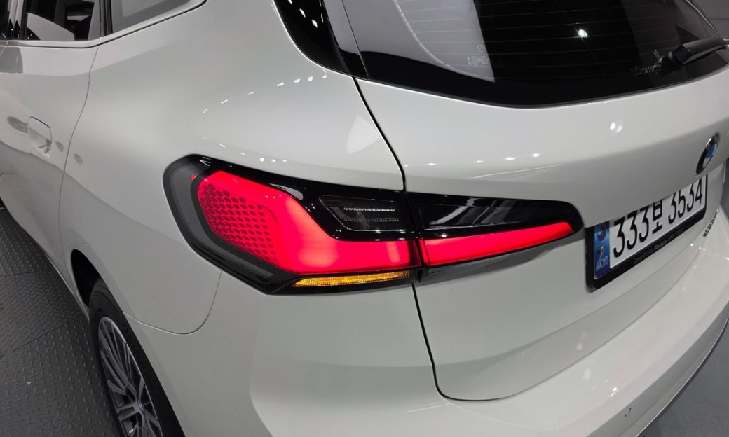 BMW 2-Series 220i Luxury, 2025