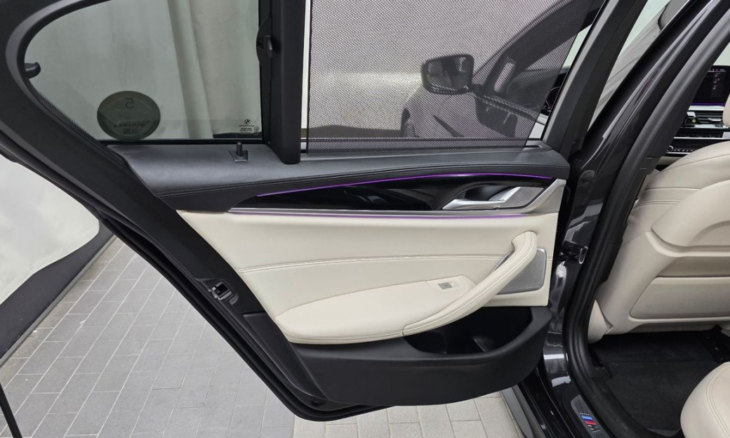 BMW 5-Series M550i xDrive, 2022