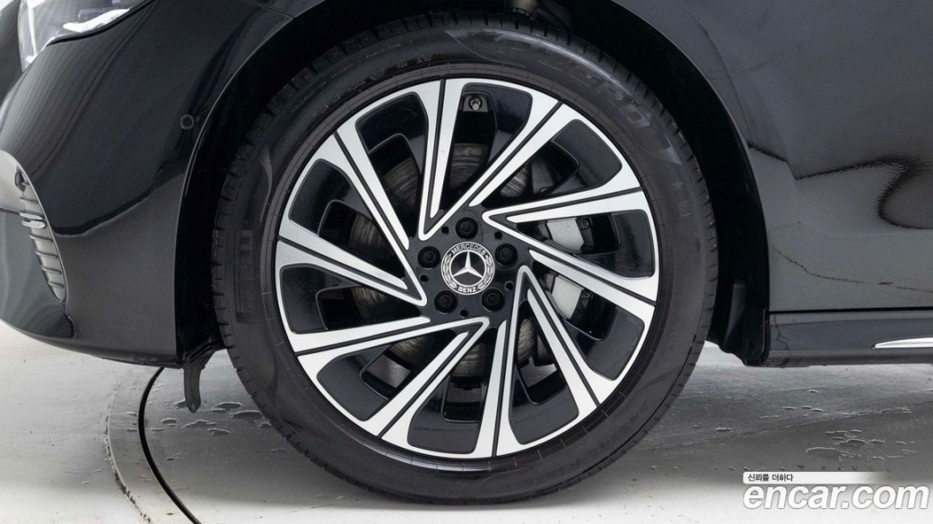 Mercedes-Benz E-Class E300 4MATIC Exclusive, 2025