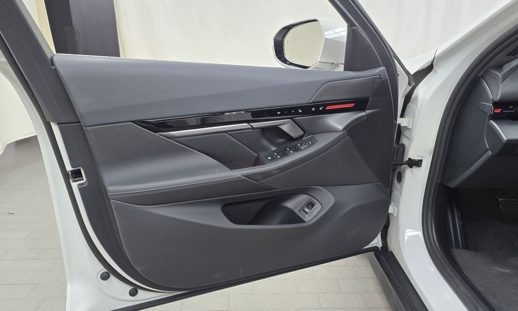 BMW 5-Series 520i, 2024