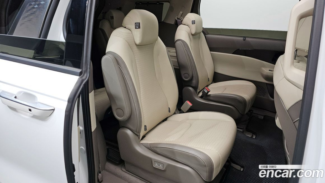 Kia Carnival 9-Seater Signature, 2024