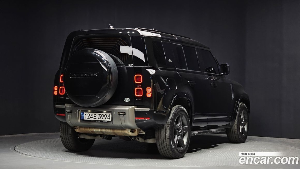 Land Rover Defender 110 P300 X-Dynamic SE, 2023